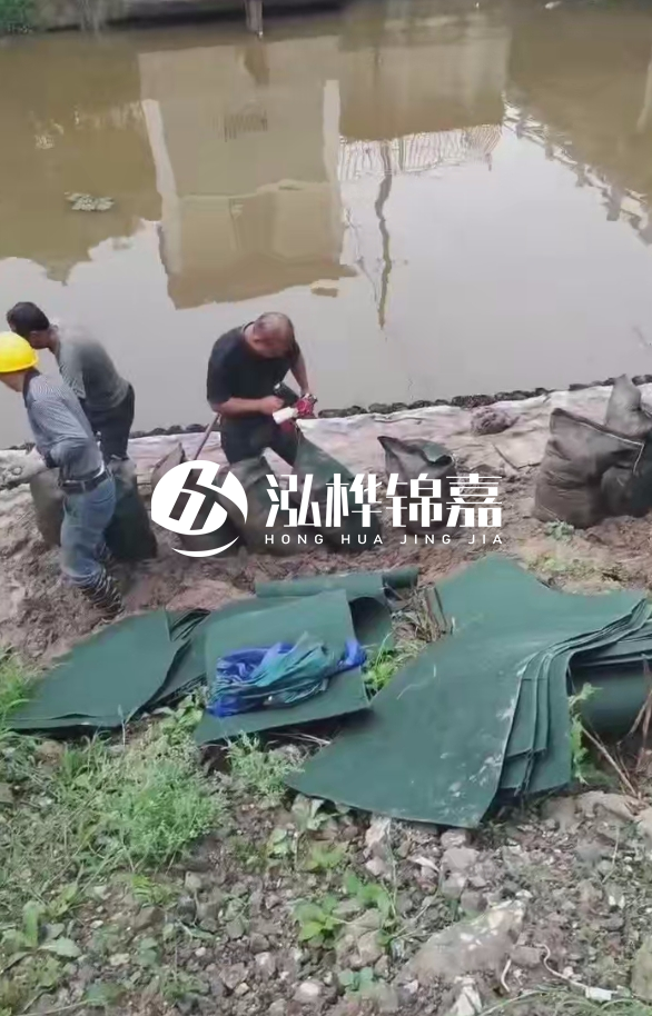 鄭州專(zhuān)業(yè)挖機(jī)打木樁-地基加固中挖機(jī)打木樁的優(yōu)勢(shì)？